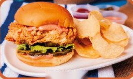 Crave Chicken Burger: hamburguesa de pechuga de pollo empanizada con lechuga y pepinillos, con papas fritas