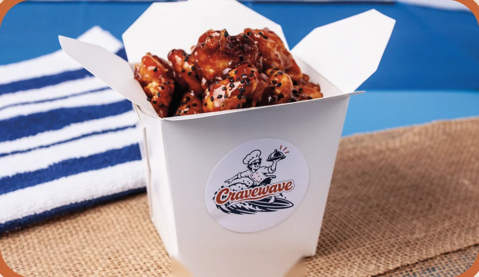 Orange Chicken Box: caja para llevar con pollo a la naranja estilo oriental sobre arroz blanco